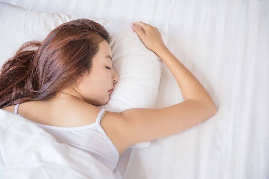 原来睡觉需要两个枕头？这么多年我们都睡错了！