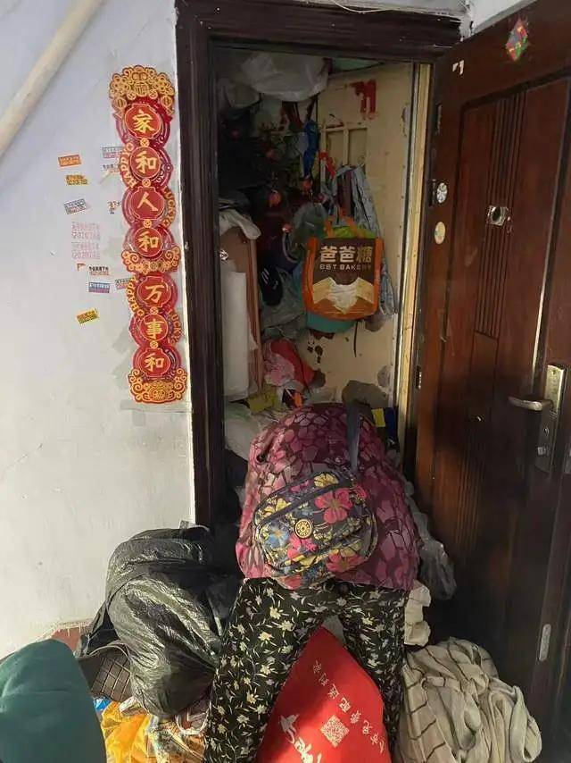 河北张家口七旬老太房间囤满废品，整栋楼全是蟑螂