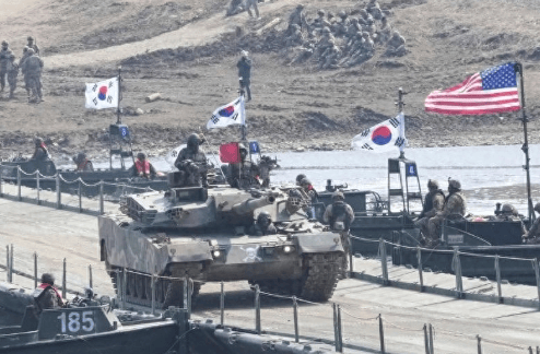 李在明对美国很不满,美军刚要动手,中俄专机相继赴朝,韩外长致电表态,亮明对华态度