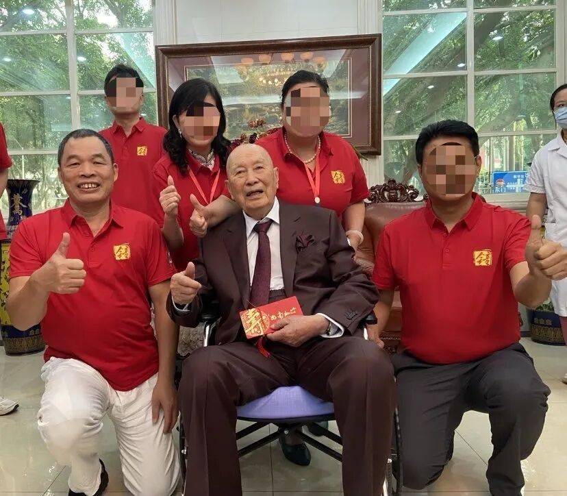 “冒用师门、蹭合影”,百岁院士的生日宴上究竟发生了什么?