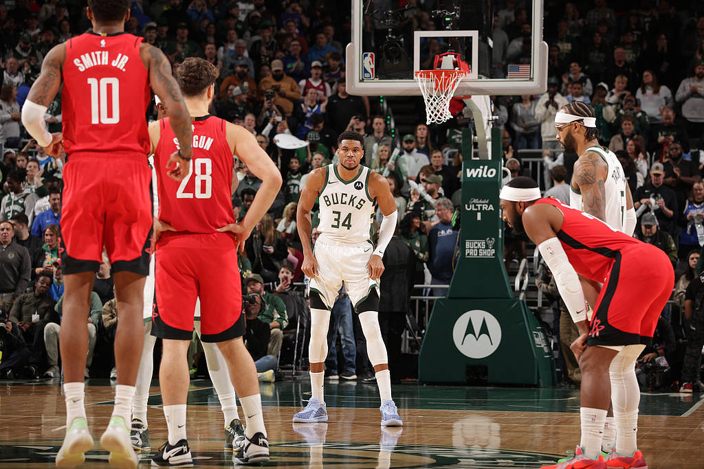 杜兰特31+7字母哥空砍37分 火箭逆转雄鹿