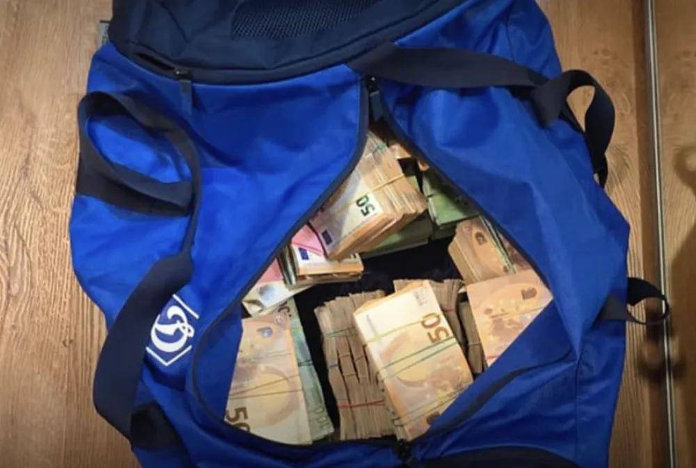 泽连斯基盟友连夜潜逃!反腐突袭扑空,现场堆满了美元现金,FBI介入调查!