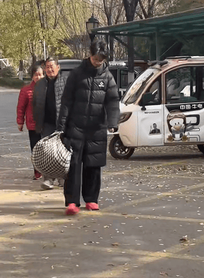 担心烧煤取暖不安全，山东济宁17岁男孩偷偷接爷爷奶奶进城，父亲点赞：比我做得强