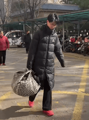 担心烧煤取暖不安全，山东济宁17岁男孩偷偷接爷爷奶奶进城，父亲点赞：比我做得强
