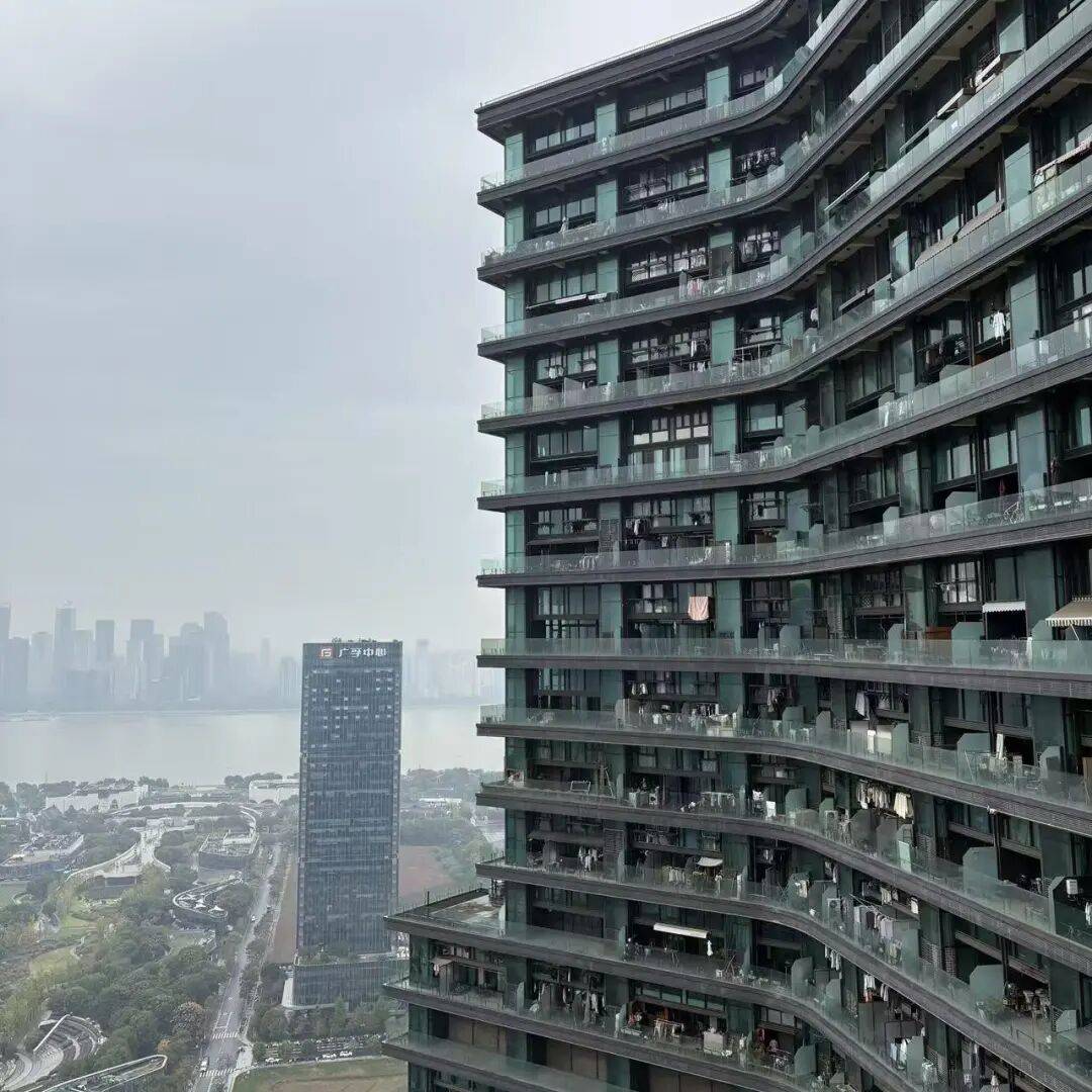 “网红大厦”变空、头部主播大撤退，杭州还是“改命之城”吗？
