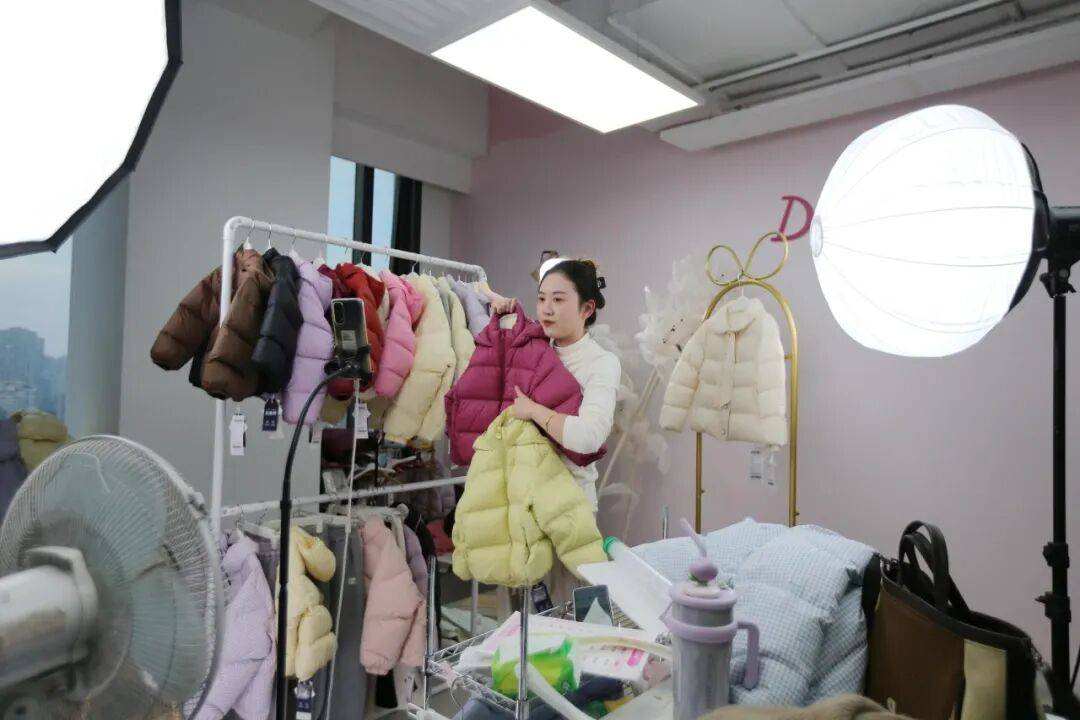 “网红大厦”变空、头部主播大撤退，杭州还是“改命之城”吗？