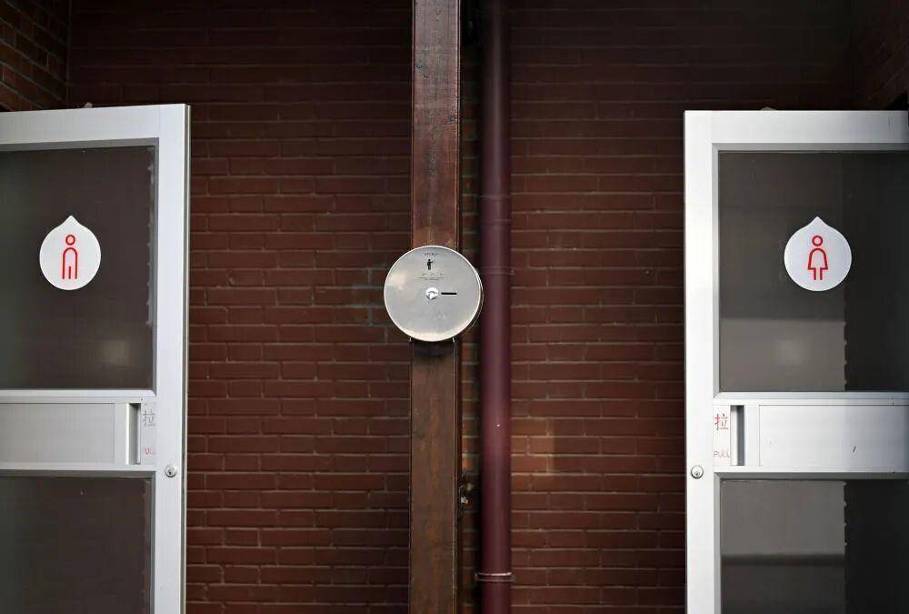 “我只想上个厕所,别考我了行不行!”