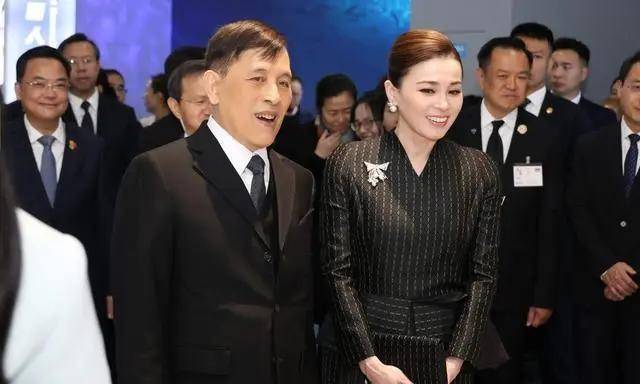 泰国王后访华“穿搭九宫格”出圈，隆重珠宝展现用心诚意
