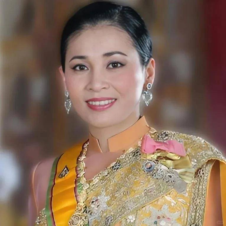 泰国王后访华“穿搭九宫格”出圈，隆重珠宝展现用心诚意