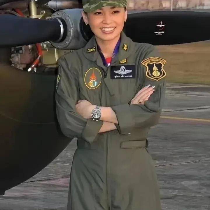 泰国王后访华“穿搭九宫格”出圈，隆重珠宝展现用心诚意