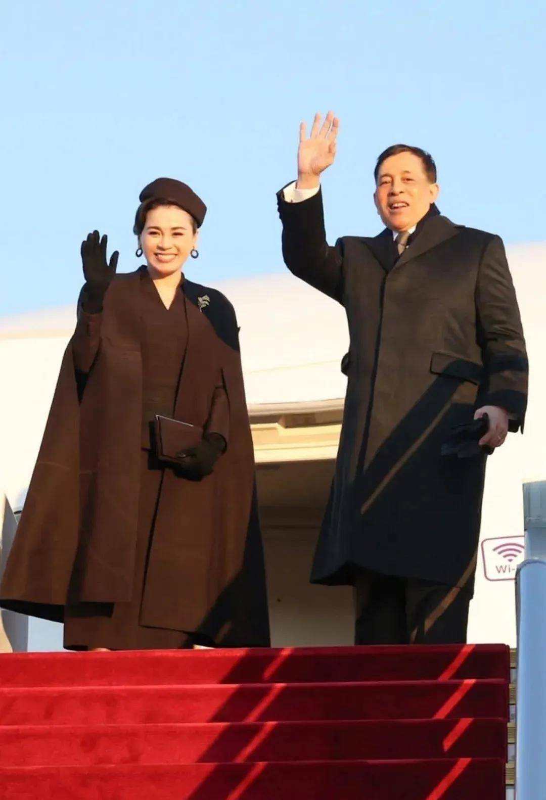 泰国王后访华“穿搭九宫格”出圈，隆重珠宝展现用心诚意