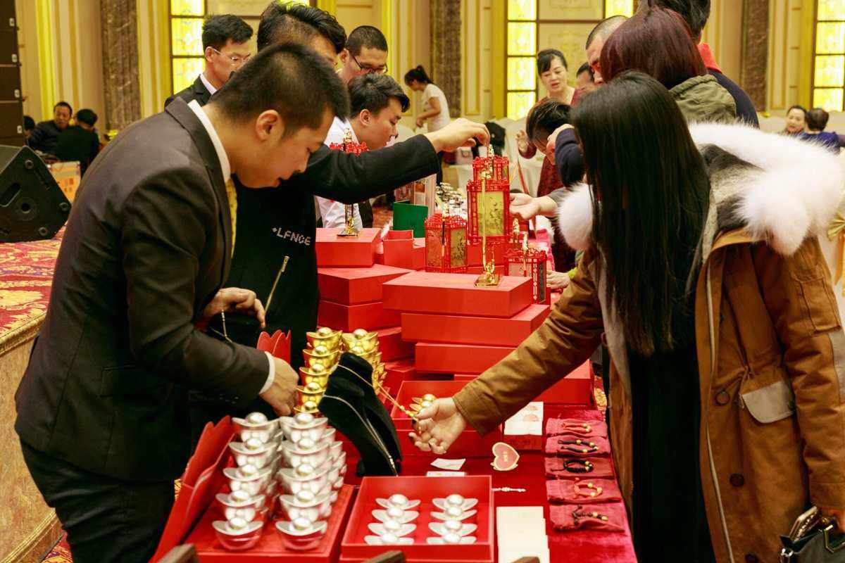 贵金属展示(兴业贵金属展示屏)